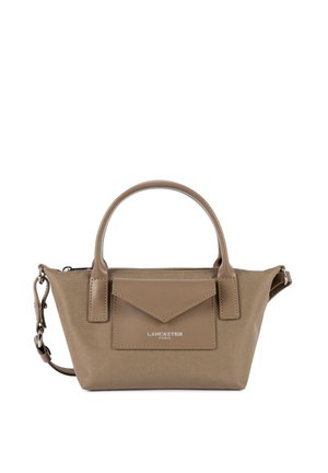 Sac à main taupe Lancaster Paris avec poignées courtes, poche enveloppe à l'avant et bandoulière amovible sur fond blanc.