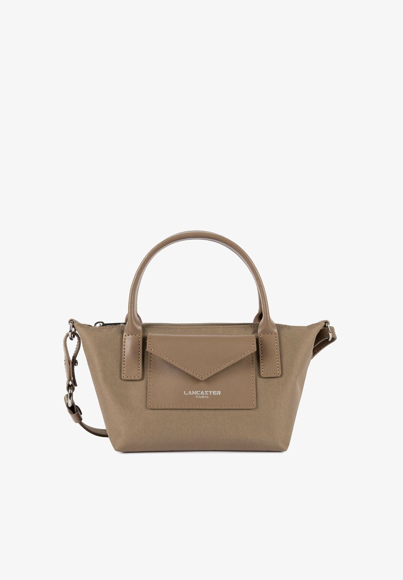 Sac à main taupe Lancaster Paris avec poignées courtes, poche enveloppe à l'avant et bandoulière amovible sur fond blanc.
