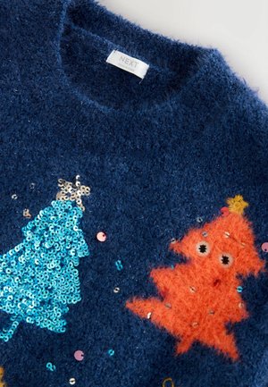 Marineblauer flauschiger Pullover mit mehrfarbigen Pailletten-Motiv von Weihnachtsbaum und Figuren. Weiche Textur mit rundem Ausschnitt und sichtbarem Etikett.