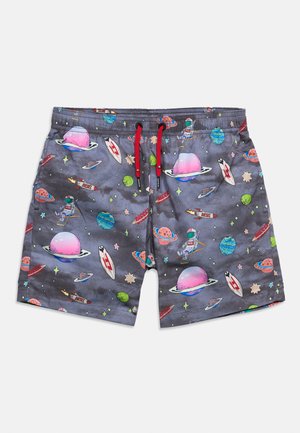 Γκρι σορτς με κόκκινες κορδόνια, διακοσμημένα με πολύχρωμο σχέδιο διαστήματος που περιλαμβάνει πλανήτες, αστροναύτες, ρουκέτες και αστέρια διασκορπισμένα στο ύφασμα.