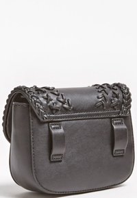 Musta nahkainen käsilaukku, jossa punottu kansi, tikatut yksityiskohdat ja kaksi yläkahvaa. Kompakti, pyöreä muoto ja sileä pinta.