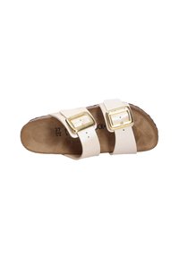 Sandalia de cuero blanco con dos correas ajustables que cuentan con hebillas de metal dorado, plantilla texturizada marrón y una impresión de marca.