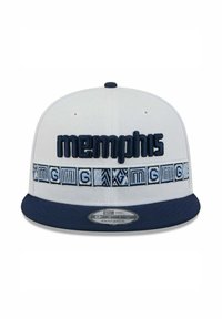 Weißes Snapback-Cap mit dunkelblauem Schirm, versehen mit "memphis" in fetter dunkelblauer Stickerei und einem gemusterten blau-weißem Band rund um die Krone.