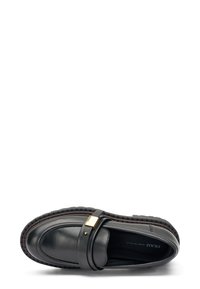 Mocassino in pelle nera con punta arrotondata, caratterizzato da una fascia in tonalità oro e una suola in gomma texturizzata. Finitura liscia con accenti a contrasto.