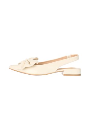 Scarpa slingback piatta di colore crema con tacco basso a blocco e grande nodo decorativo davanti.