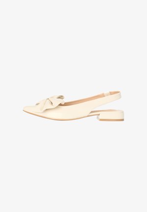 Scarpa slingback piatta di colore crema con tacco basso a blocco e grande nodo decorativo davanti.