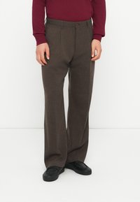 Pantaloni din lână maro cu design drept, având o închidere cu un singur buton, buzunare laterale și un finisaj neted, texturat.