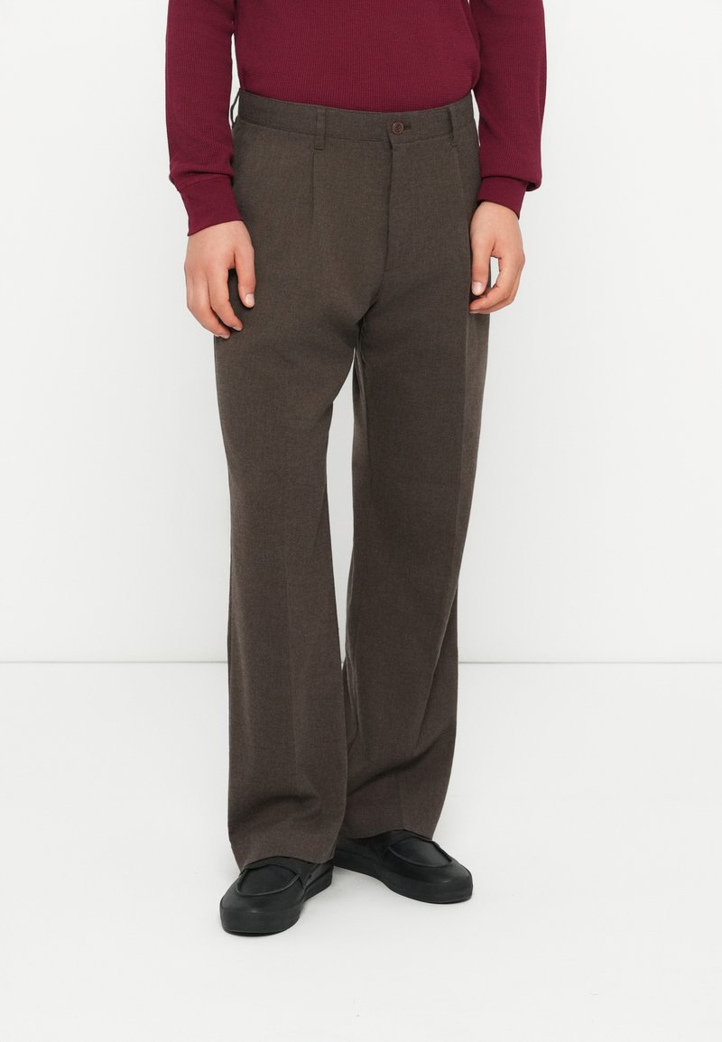 Pantaloni din lână maro cu design drept, având o închidere cu un singur buton, buzunare laterale și un finisaj neted, texturat.