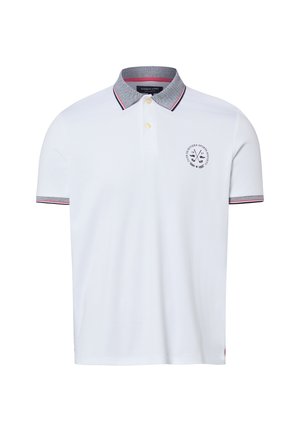 Polo blanc avec col et poignets de manches gris ornés de rayures rouges et noires, deux boutons, et un petit logo sportif sur la poitrine.