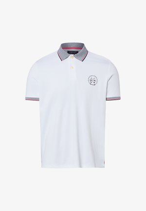 Witte poloshirt met een grijze kraag en mouwboorden met rode en zwarte strepen, twee knopen en een klein sportlogo op de borst.
