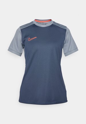 Marineblauw en grijs sport shirt met korte mouwen en het Nike-logo in oranje, met een ronde halslijn en een contrasterend schouderontwerp.