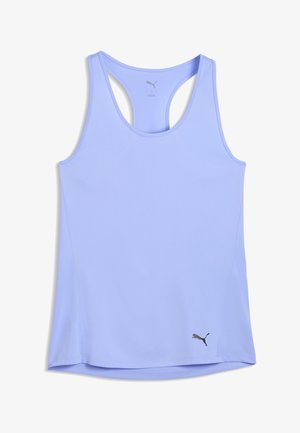 Jasnoniebieski sportowy top bez rękawów z racerbackiem i małym logo Puma blisko dolnej krawędzi z przodu.