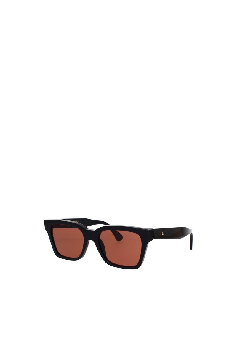 Occhiali da sole con montatura quadrata in plastica nera lucida e lenti di colore rosso-bruno sfumato. Dettagli dorati sulle aste.