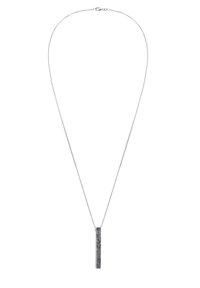 Collier en chaîne argentée avec un pendentif rectangulaire vertical affichant un motif chevron noir sur fond blanc.