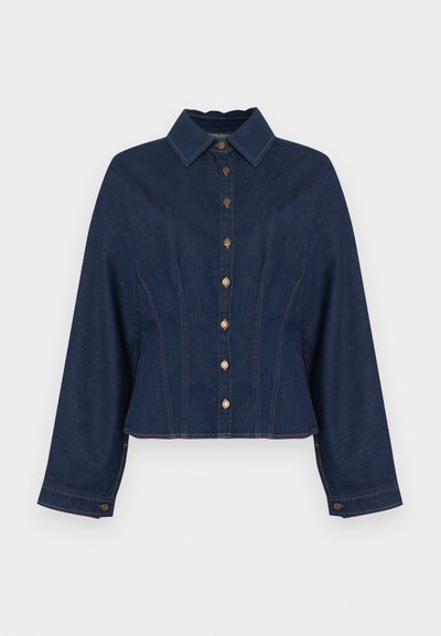 Chaqueta de mezclilla oscura con cuello con solapa, cierre frontal de botones y mangas largas. Presenta un diseño entallado con detalles en las costuras laterales y costuras en contraste.