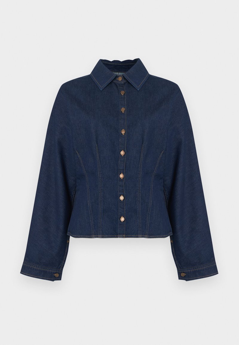 Veste en denim foncé avec col à revers, fermeture à boutons sur le devant et manches longues. Présente une coupe ajustée avec des détails de couture latérale et des surpiqûres contrastantes.