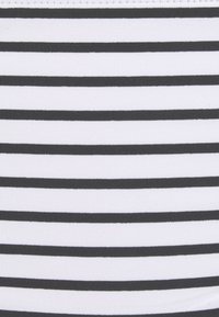 Schwarz-weiß gestreifter Stoff mit gleichmäßigen horizontalen Linien. Die Oberfläche wirkt glatt und elastisch, geeignet für Kleidung oder Accessoires.