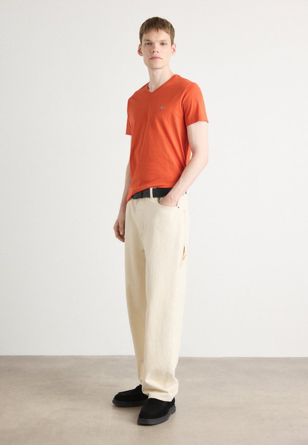 SLIM SHIELD V NECK - Basic T-shirt - deep orange2