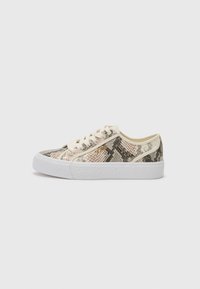 Sneakers con un motivo a serpente testurizzato in diverse tonalità di beige, grigio e marrone. Lacci color crema, suola in gomma bianca e dettaglio del logo sul lato.
