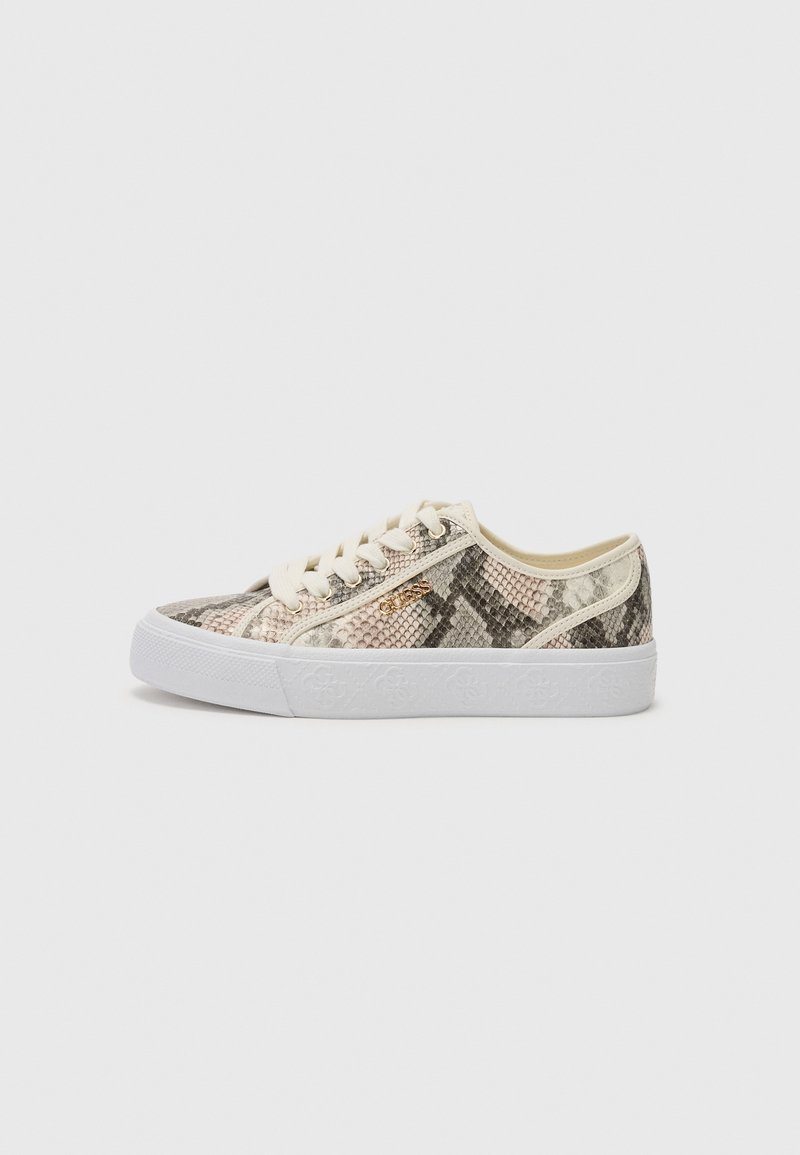 Sneakers con un motivo a serpente testurizzato in diverse tonalità di beige, grigio e marrone. Lacci color crema, suola in gomma bianca e dettaglio del logo sul lato.