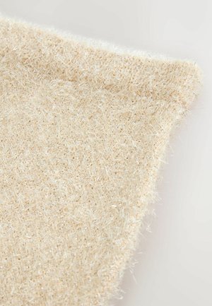 Jasno beżowy tekstyl z miękką, puszystą teksturą i połyskującymi akcentami. Krawędzie są lekko strzępione, co dodaje unikalnego detalu.