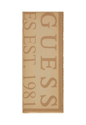 Beigefarbener Schal mit großen taupefarbenen Buchstaben mit der Aufschrift "GUESS EST. 1981" und Fransen an den Rändern auf weißem Hintergrund.