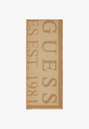 Beigefarbener Schal mit großen taupefarbenen Buchstaben mit der Aufschrift "GUESS EST. 1981" und Fransen an den Rändern auf weißem Hintergrund.