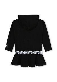 Czarna sukienka z kapturem i rozkloszowanym dołem, z kontrastowym białym paskiem z logo w talii i krótkimi rękawami. Miękka faktura materiału.
