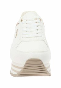 Sneaker bianca con una parte superiore in tessuto liscio, dettagli dorati, design rotondo con lacci e una suola a strisce beige e bianca testurizzata.