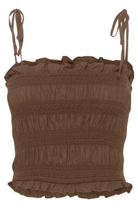 Hnedý, skladaný crop top s volánovým výstrihom a nastaviteľnými viazaniami. Vyrobený z jemnej látky, s horizontálnym textúrovaním a dekoratívnymi volánmi.