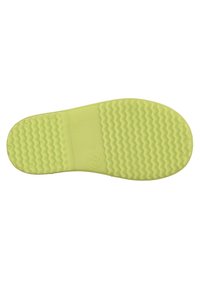 Semelle de chaussure en caoutchouc de couleur jaune-vert vif. Dessous texturé avec un motif en zigzag et des grips circulaires. Les inscriptions incluent "FABRIQUÉ EN CHINE" et "22".
