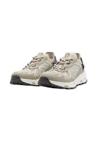 Scarpe da ginnastica grigio chiaro con pannelli in rete, lacci testurizzati e suola in gomma resistente. Presentano una suola intermedia bianca e un marchio discreto.
