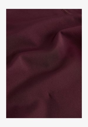 Bordeaux stof, glat tekstur, let reflekterende overflade, med subtile folder og kærvninger, der indikerer drapering og fleksibilitet.