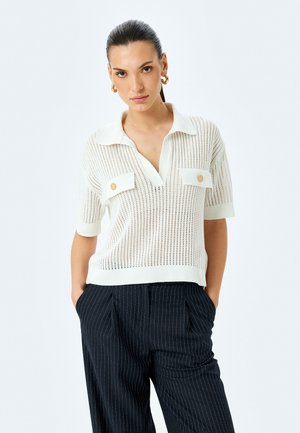 Weißer Strick-Polo-Pullover mit Netzdesign, kurzen Ärmeln, zwei Brusttaschen mit Knöpfen und geripptem Saum.