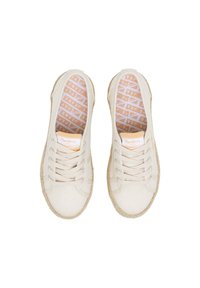 Sneakers in tela beige con cinque occhielli, suole avvolte in juta e una soletta con un motivo che presenta il marchio 'Pepe Jeans' in arancio.