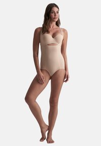 Costume intero beige con coppe imbottite, supporto con ferretto e dettagli con taglio frontale. Presenta spalline sottili regolabili e una texture morbida.
