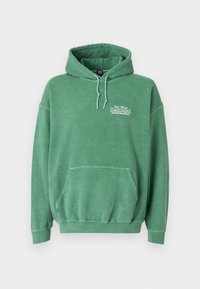 Zelená mikina s kapucí z měkké bavlny, vybavená klokankovou kapsou, šňůrkovou kapucí a bílým potiskem na hrudi.