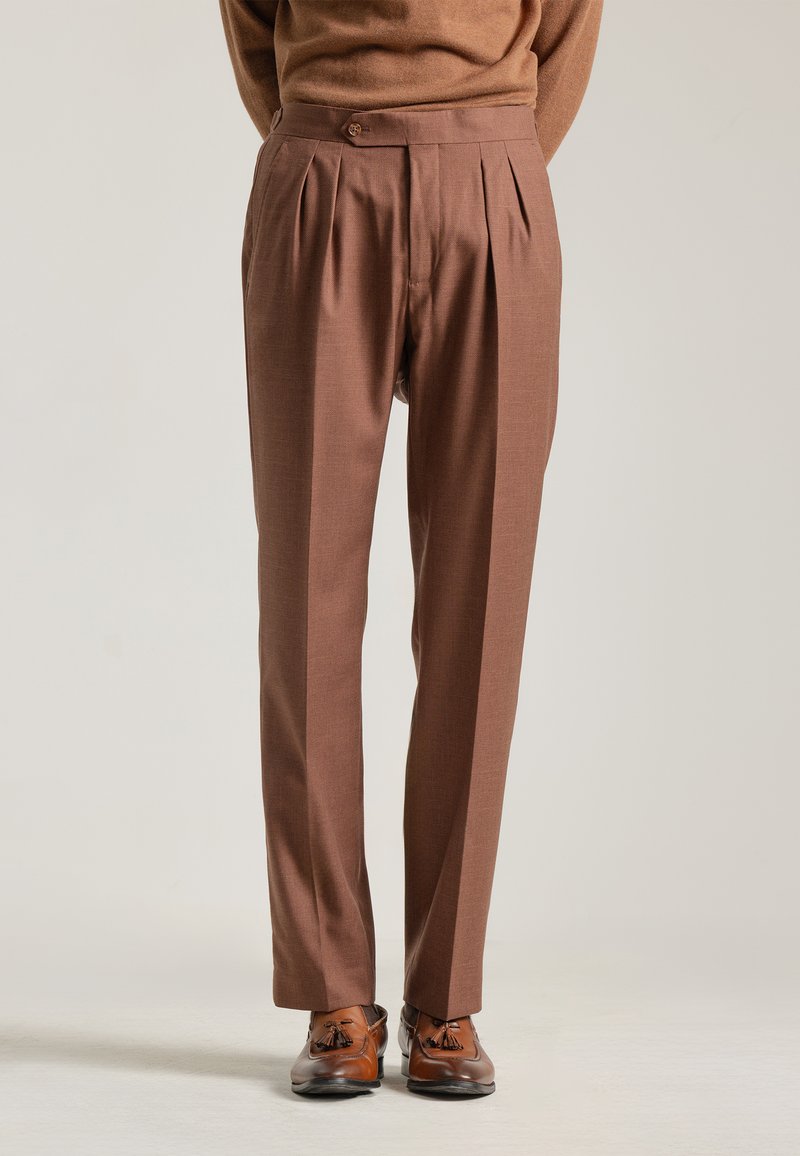Pantalones plisados marrones con un corte a medida, hechos de una tela texturizada. Presentan un cierre de botón único y un diseño de pierna recta.