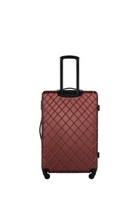 Valigia rigida di colore bordeaux con una texture a motivo diamante. Dotata di manico telescopico e quattro ruote nere per una facile mobilità.