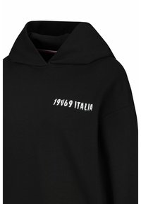 Schwarzer Kapuzenpullover mit einer Front-Kängurutasche, Kordelzug-Kapuze und weißem Text "1969 ITALIA" auf der Brust. Weicher, strukturierten Stoff.