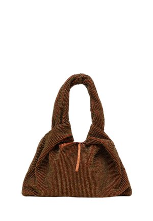 Braune gewebte Handtasche mit einem lässigen Design, verdrehten Griffen und einem kontrastierenden orangefarbenen Bandakzent an der Vorderseite. Texturierte Stoffoberfläche.