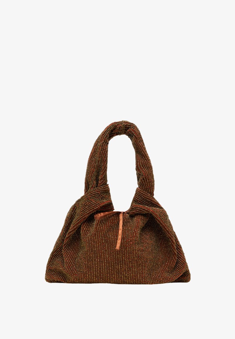 Brązowa torebka pleciona o luźnym fasonie, z skręconymi uchwytami i kontrastującą, pomarańczową wstążką z przodu. Teksturowana powierzchnia materiału.