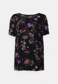 Sort kortærmet top med et blomstermotiv i nuancer af lilla, pink og grøn, med en afslappet pasform og rund halsudskæring.