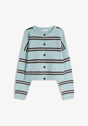 Svetlomodrý krátky sveter z mäkkého materiálu, s hnedými horizontálnymi pruhmi, okrúhlym výstrihom a piatimi gombíkmi vpredu.