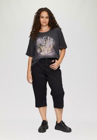 QS ELASTISCHE CAPRI - Jeansshort - schwarz