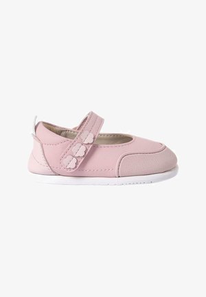 Zapato Mary Jane de cuero rosa claro con una correa que presenta acentos en forma de nube, puntera texturizada y suela de goma blanca.