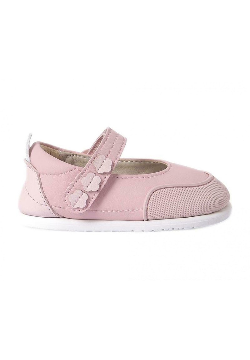 Zapato Mary Jane de cuero rosa claro con una correa que presenta acentos en forma de nube, puntera texturizada y suela de goma blanca.