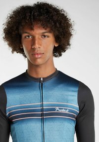 Mandens våddragt med et blåt geometrisk mønster, sorte ærmer, en frontlynlås og en orange stribe med "Protest" logoet.