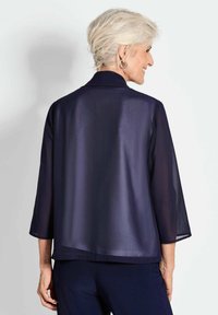 Marine sheer jas, driekwart mouwen, mandarin kraag, gladde textuur, licht lossere pasvorm, valt net onder de taille.