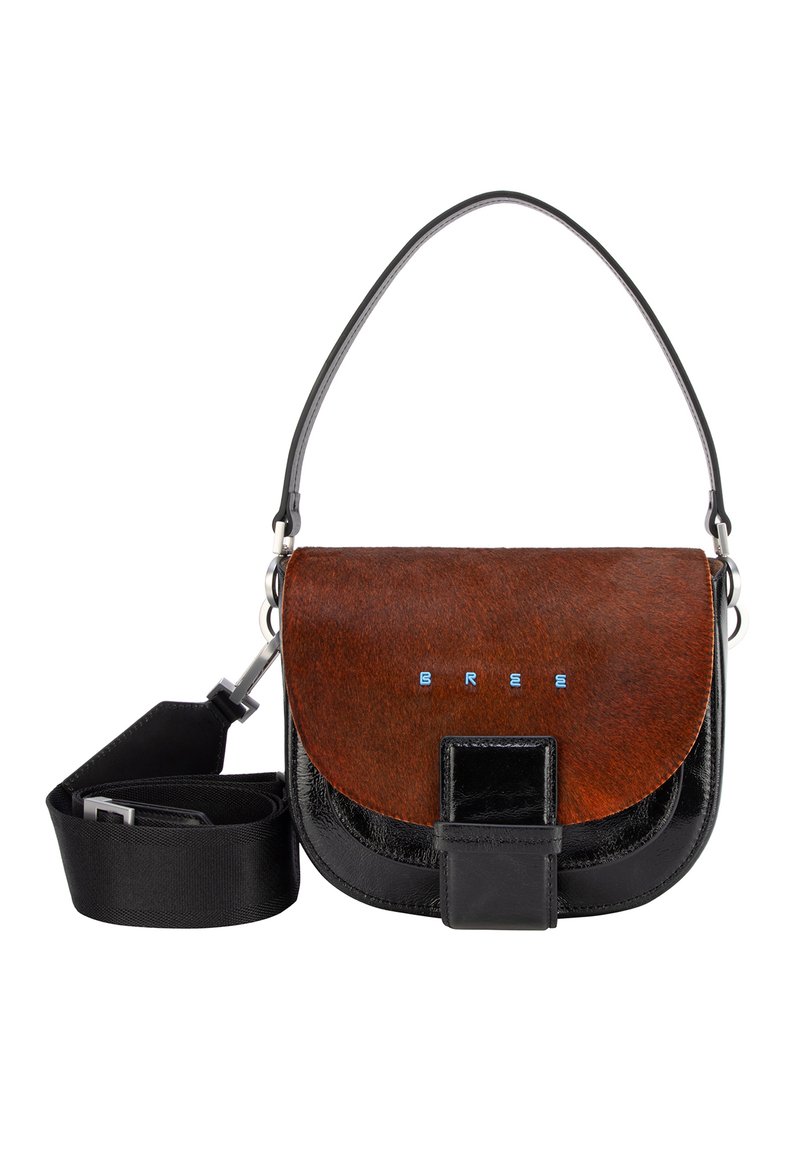 Bolso marrón y negro con cuerpo de cuero liso, solapa de aspecto peludo y correa negra ajustable; cuenta con marca azul y cierre magnético.